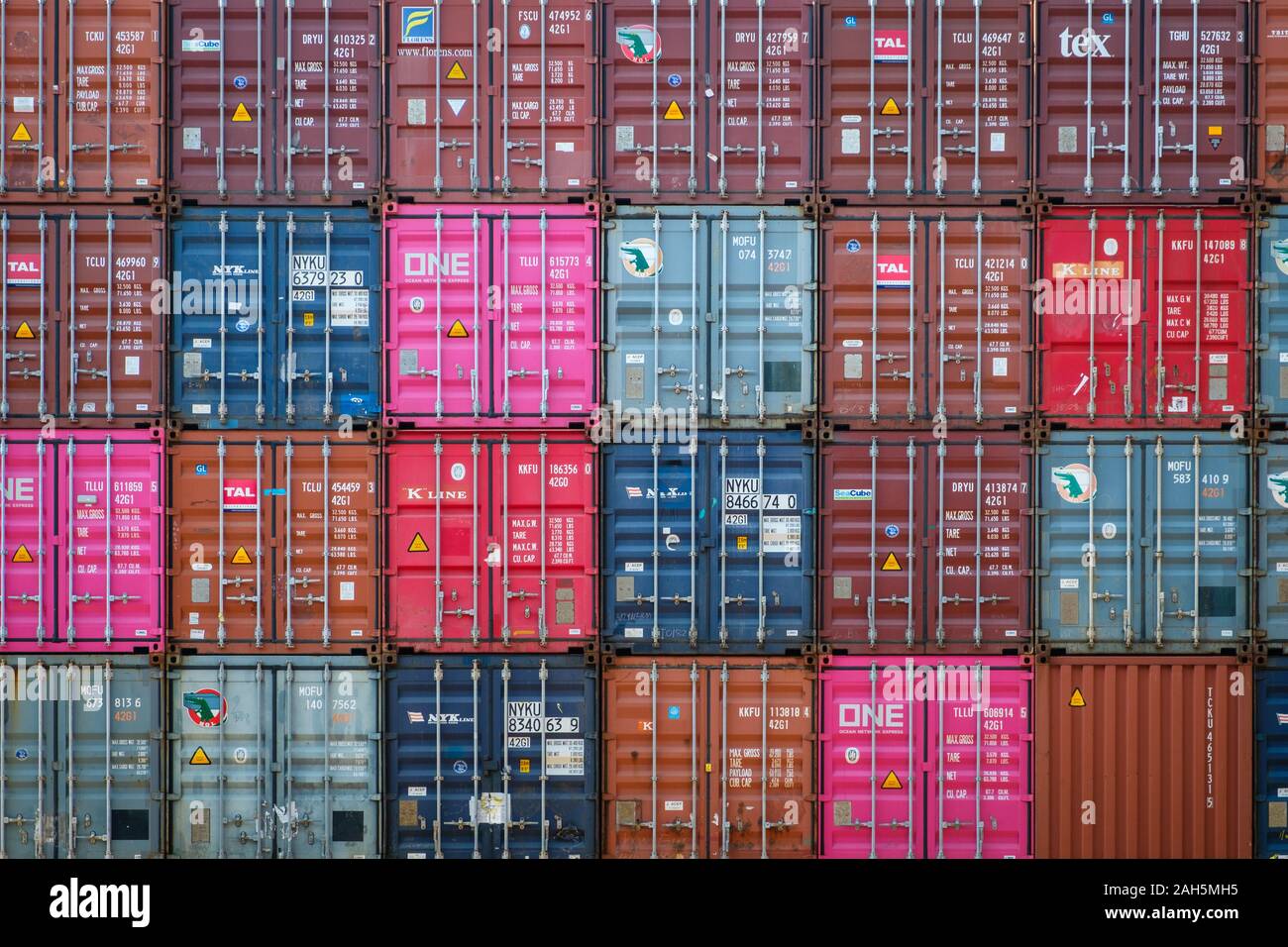 HongKong, China - November 2019: gestapelte Container auf Fracht Hafen Logistik Zentrum in Hongkong Stockfoto