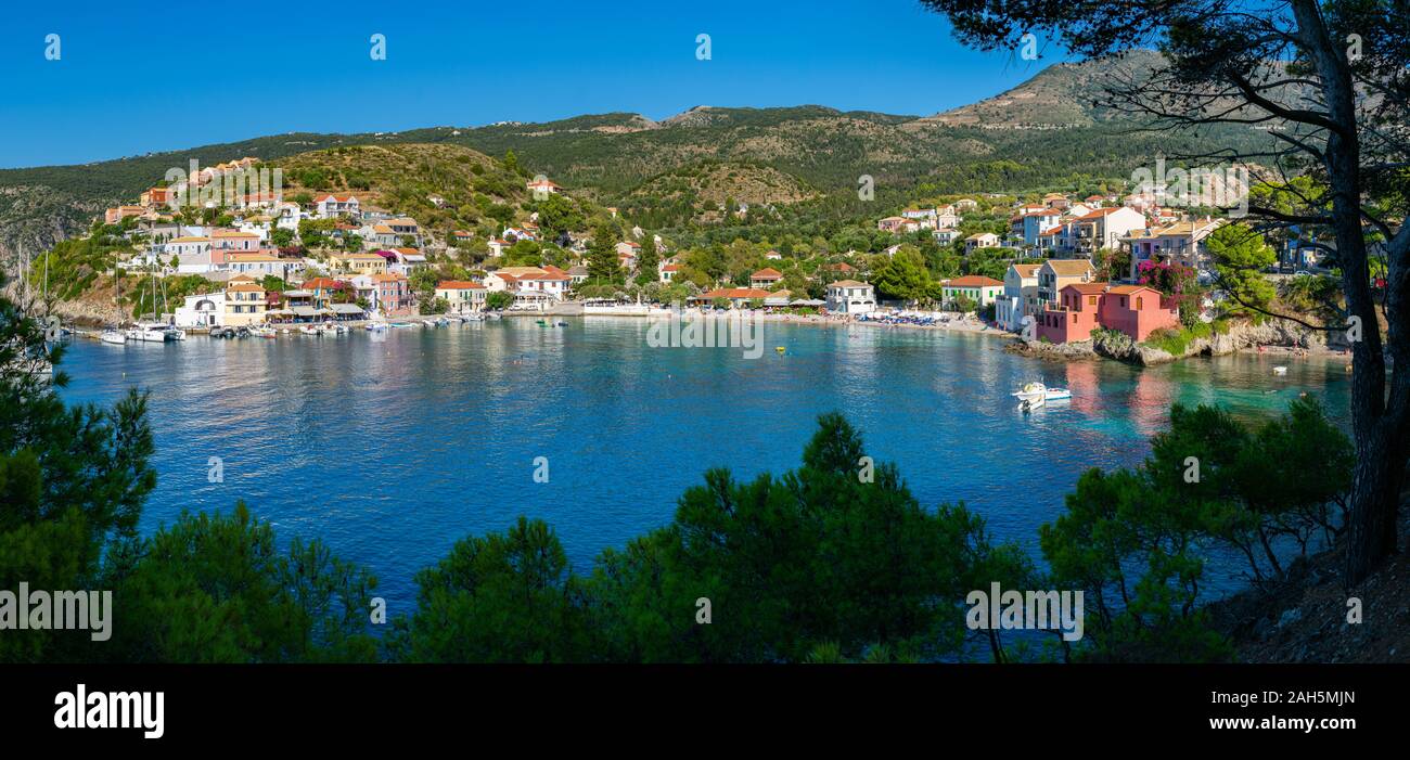 Assos Village Panorama ansicht in Kefalonia Stockfoto