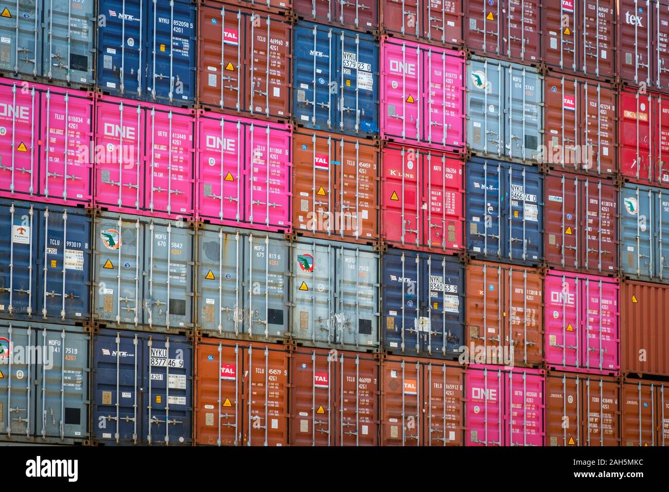 HongKong, China - November 2019: gestapelte Container auf Fracht Hafen Logistik Zentrum in Hongkong Stockfoto