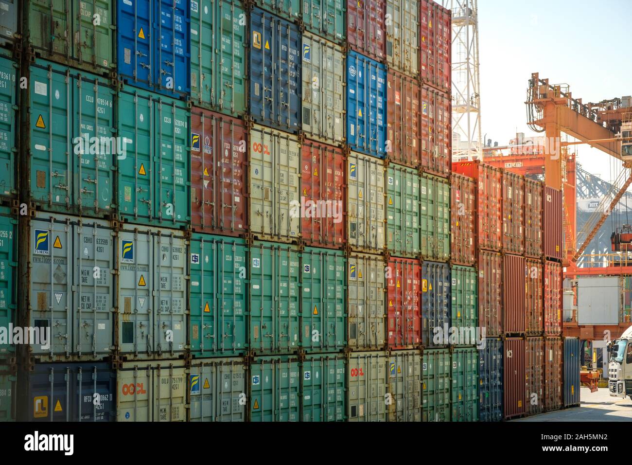 HongKong, China - November 2019: gestapelte Container auf Fracht Hafen Logistik Zentrum in Hongkong Stockfoto
