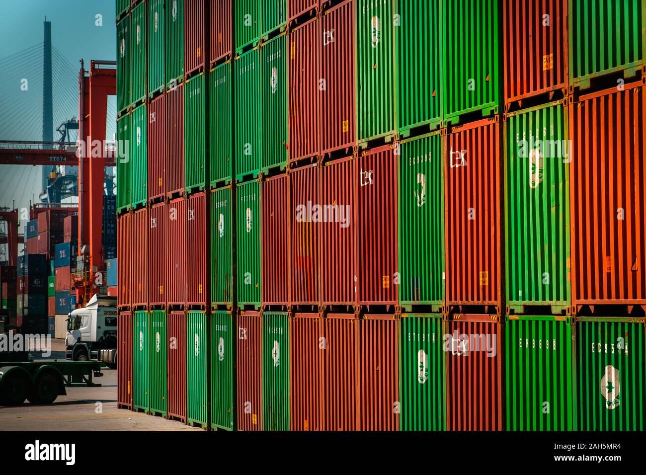 HongKong, China - November 2019: gestapelte Container auf Fracht Hafen Logistik Zentrum in Hongkong Stockfoto