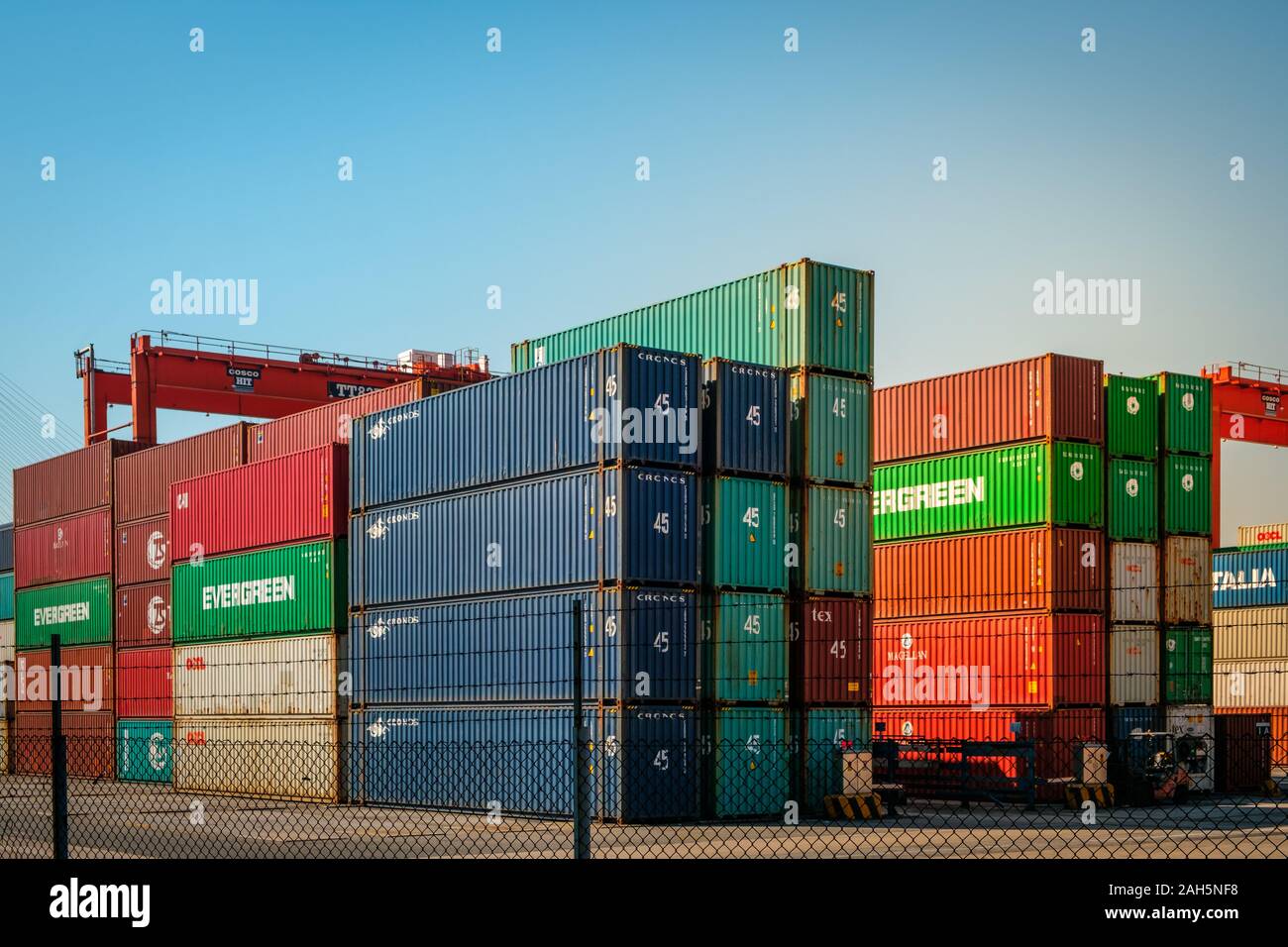 HongKong, China - November 2019: Kräne laden Shipping Container auf Fracht Hafen Logistik Zentrum in Hongkong Stockfoto