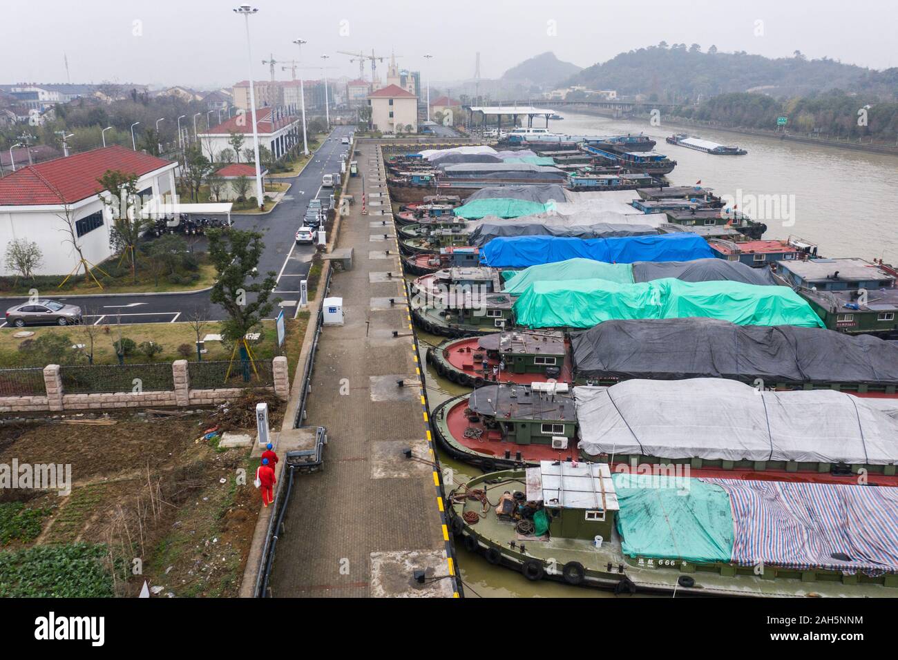 Changxing. 25 Dez, 2019. Luftaufnahme auf 25. Dez., 2019 zeigt einen Servicebereich mit 16 aufladen Stapel an Lyushan Stadt Changxing County, im Osten der chinesischen Provinz Zhejiang installiert. Changxing Grafschaft hat in den letzten Jahren wurde die Förderung der Nutzung von Elektrizität Abgas- und Lärmemissionen zu reduzieren. Credit: Xu Yu/Xinhua/Alamy leben Nachrichten Stockfoto