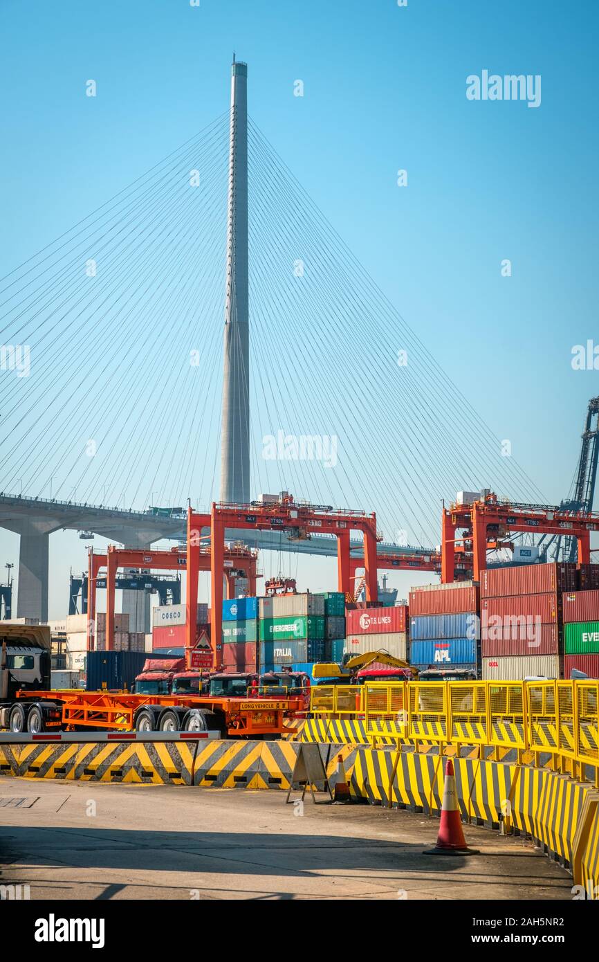 HongKong, China - November 2019: Kräne laden Shipping Container auf Fracht Hafen Logistik Zentrum in Hongkong Stockfoto