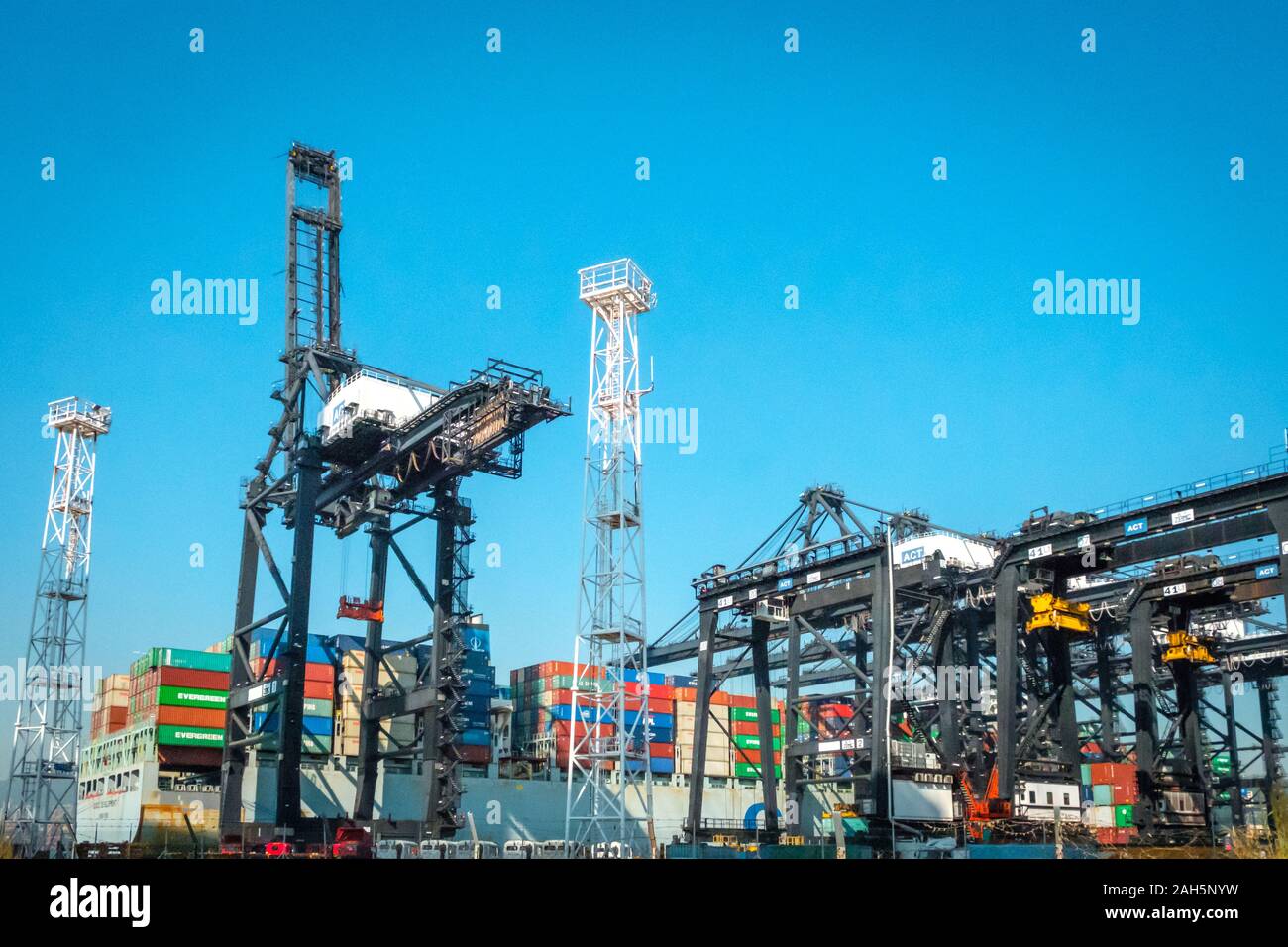 HongKong, China - November 2019: Kräne laden Shipping Container auf Fracht Hafen Logistik Zentrum in Hongkong Stockfoto