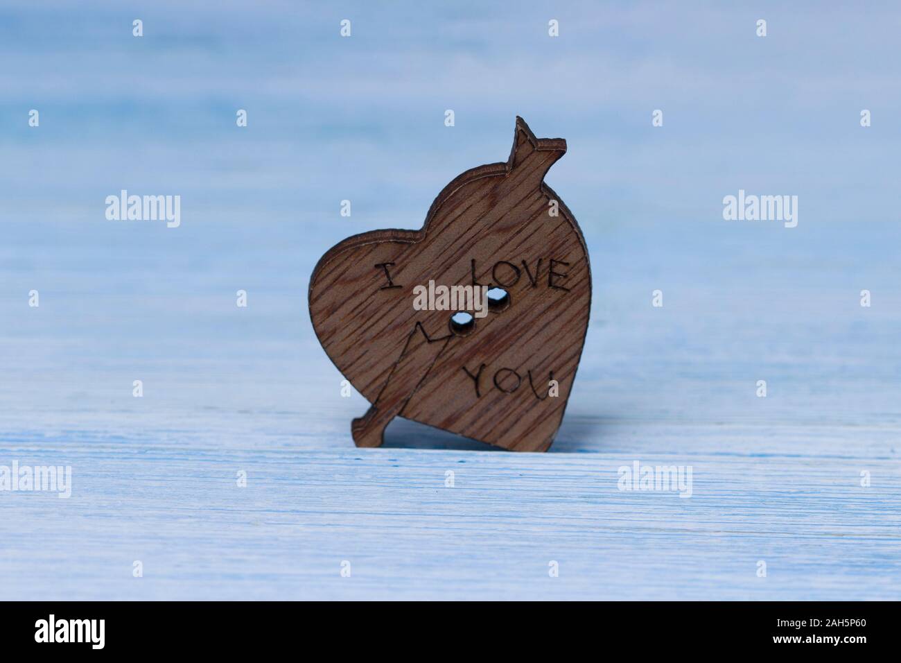 Holz- Liebe Herz auf Blau Holz- gradient Textur Hintergrund. Valentines Tag Karte Konzept. Herz für Valentines Tag Stockfoto