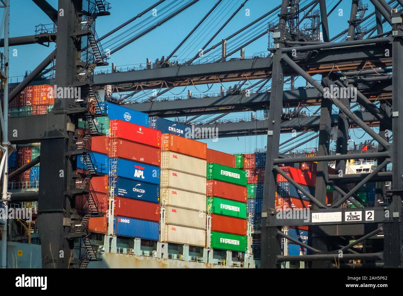 HongKong, China - November 2019: Kräne laden Shipping Container auf Fracht Hafen Logistik Zentrum in Hongkong Stockfoto