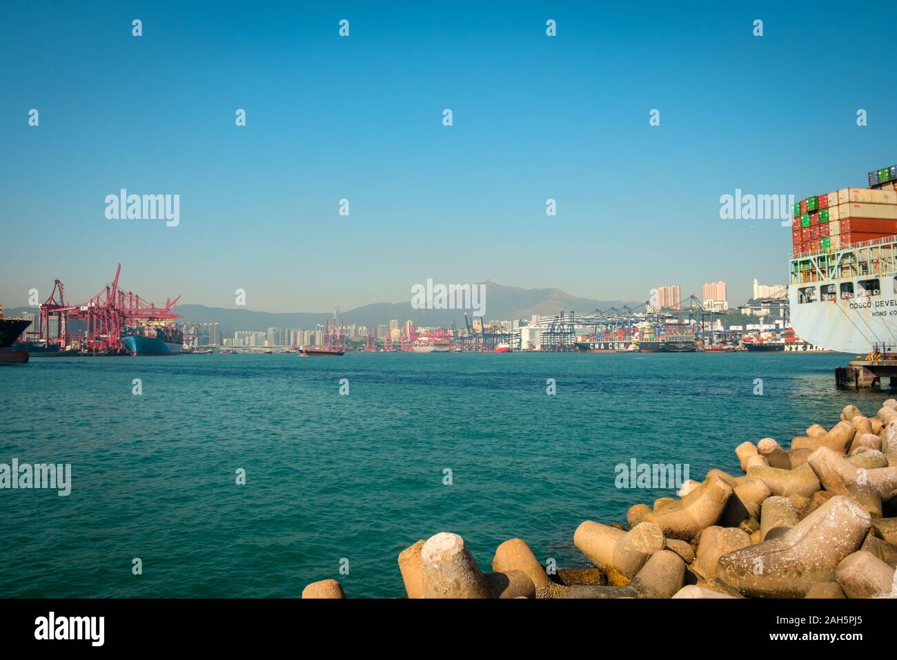 HongKong, China - November 2019: Containerschiffe in der Nähe von Fracht Hafen Logistik Zentrum in Hongkong Stockfoto