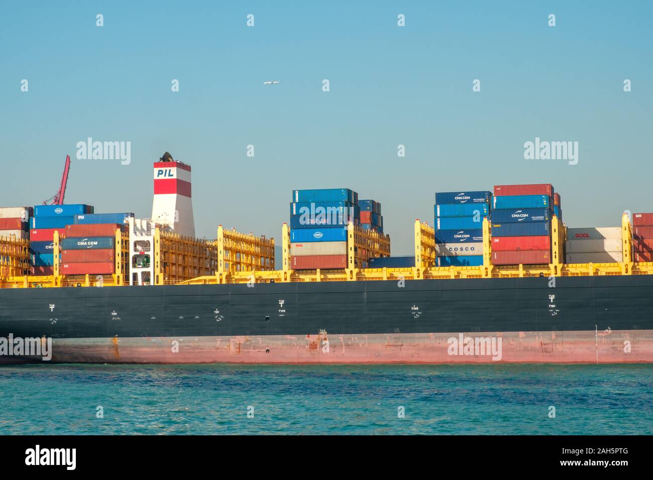 HongKong, China - November 2019: gestapelte Container schiff in der Nähe von Fracht Hafen Logistik Zentrum in Hongkong Stockfoto