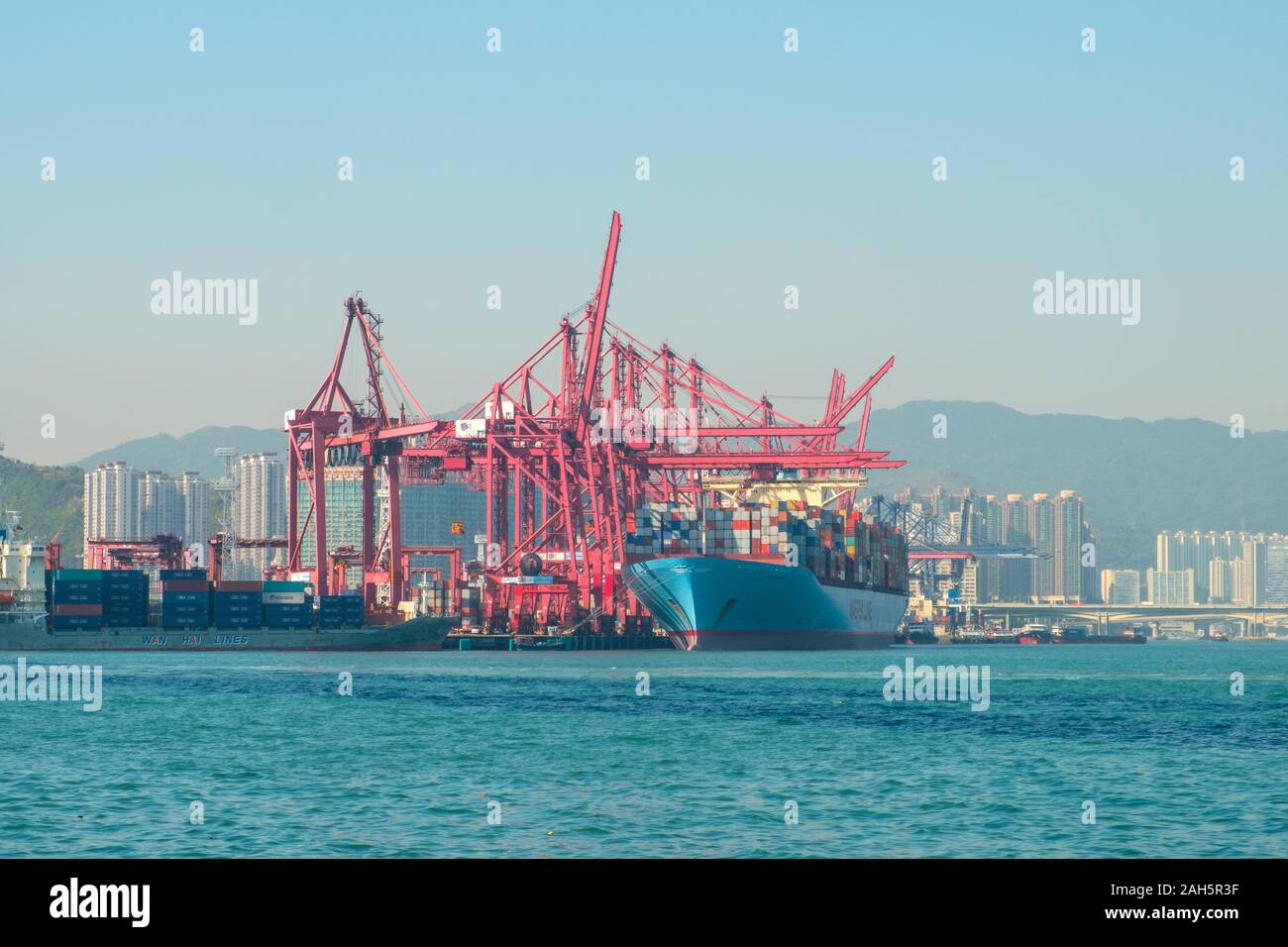 HongKong, China - November 2019: Fracht Container schiff und Kräne am Hafen Logistik Zentrum in Hongkong Stockfoto