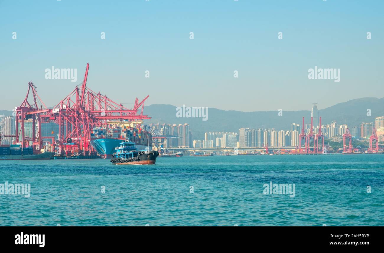 HongKong, China - November 2019: Fracht Container schiff und Kräne am Hafen Logistik Zentrum in Hongkong Stockfoto