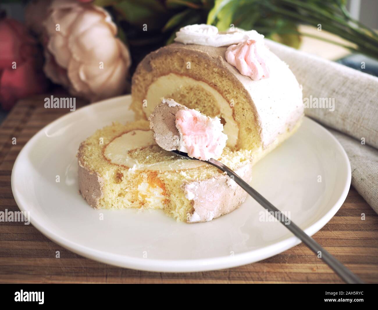 Retro Style schwamm roll Kuchen mit Buttercreme füllen. Stockfoto