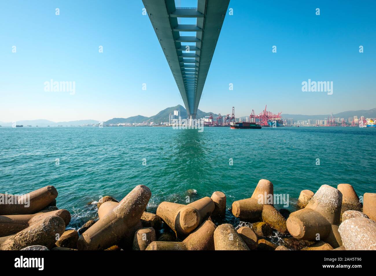 Brücke über den Ozean, Hochstraße über Wasser, HongKong Stockfoto