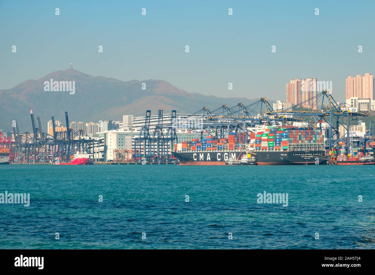 HongKong, China - November 2019: Fracht Container schiff und Kräne am Hafen Logistik Zentrum/Hafen in Hongkong Stockfoto