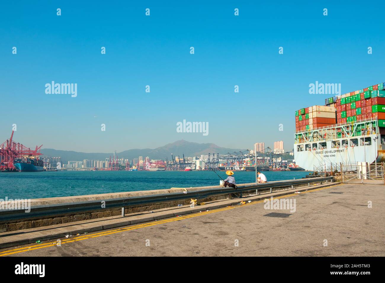 HongKong, China - November 2019: gestapelte Container über Container schiff in der Nähe von Fracht Hafen Logistik Zentrum in Hongkong Stockfoto