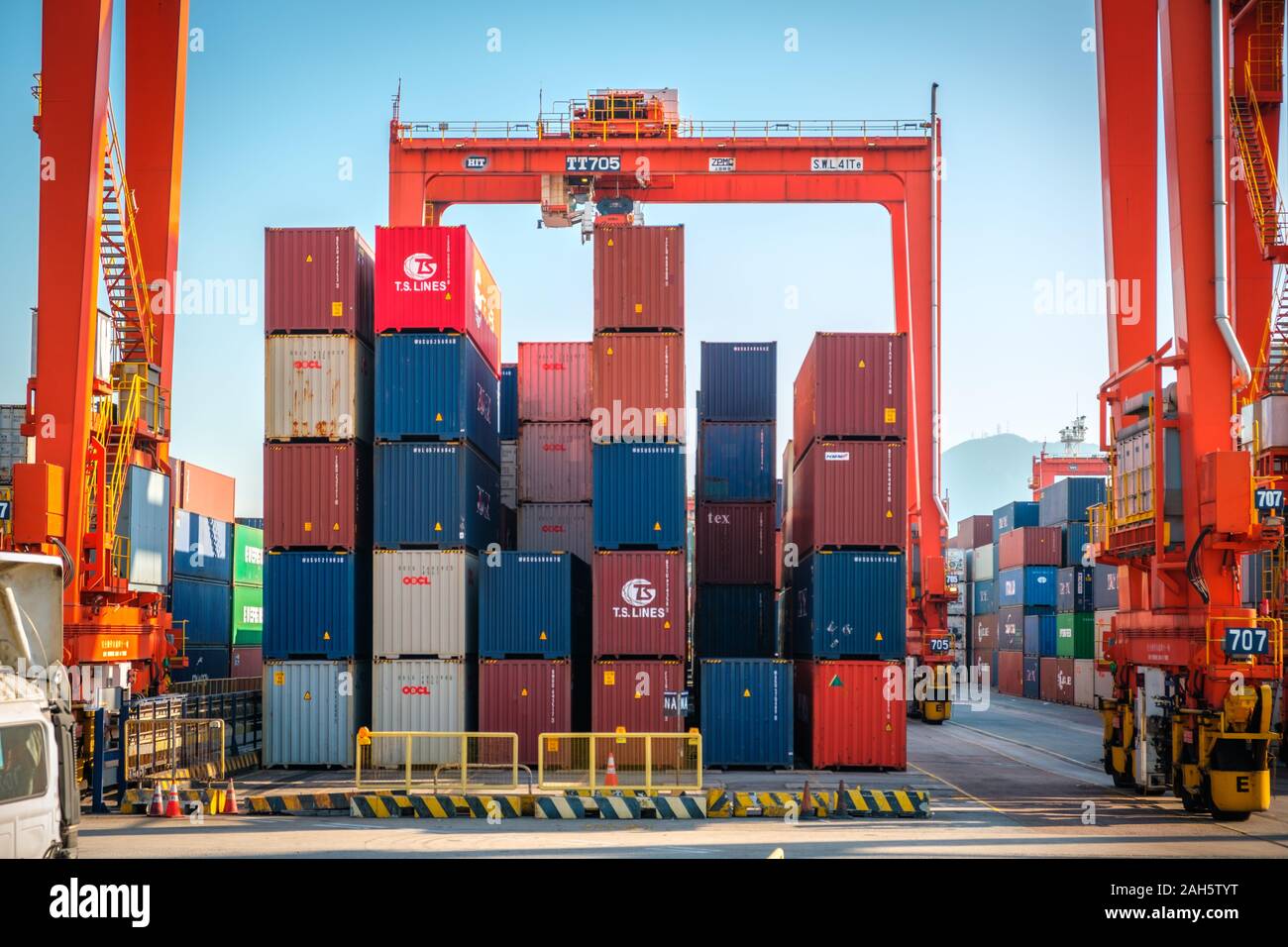 HongKong, China - November 2019: gestapelte Container auf Fracht Hafen Logistik Zentrum in Hongkong Stockfoto