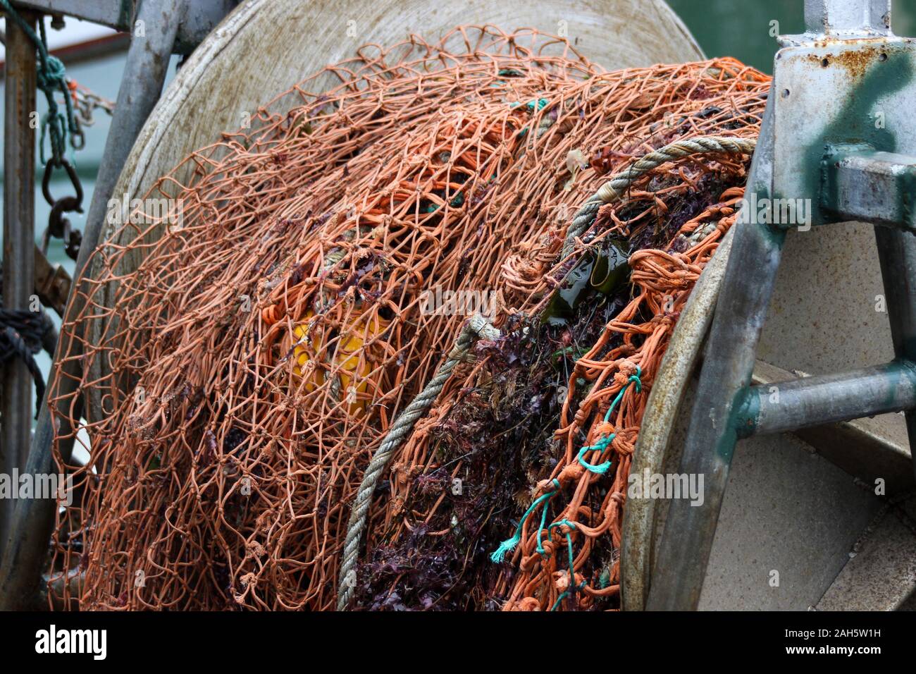 Fischernetz auf einer Spule oder eine Spule auf einem Fischerboot Stockfoto