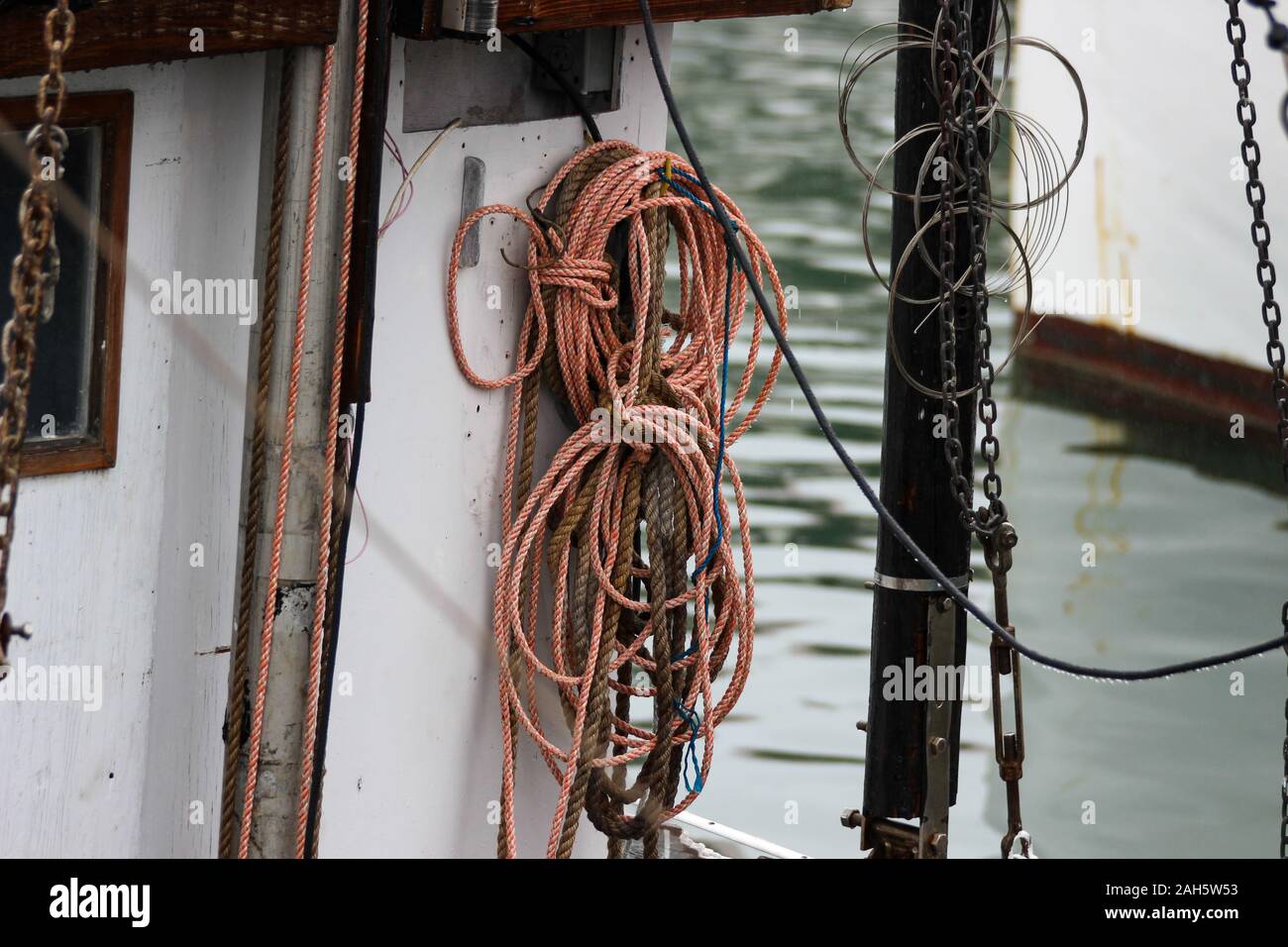 Hängende Seil auf einem Fischerboot Stockfoto