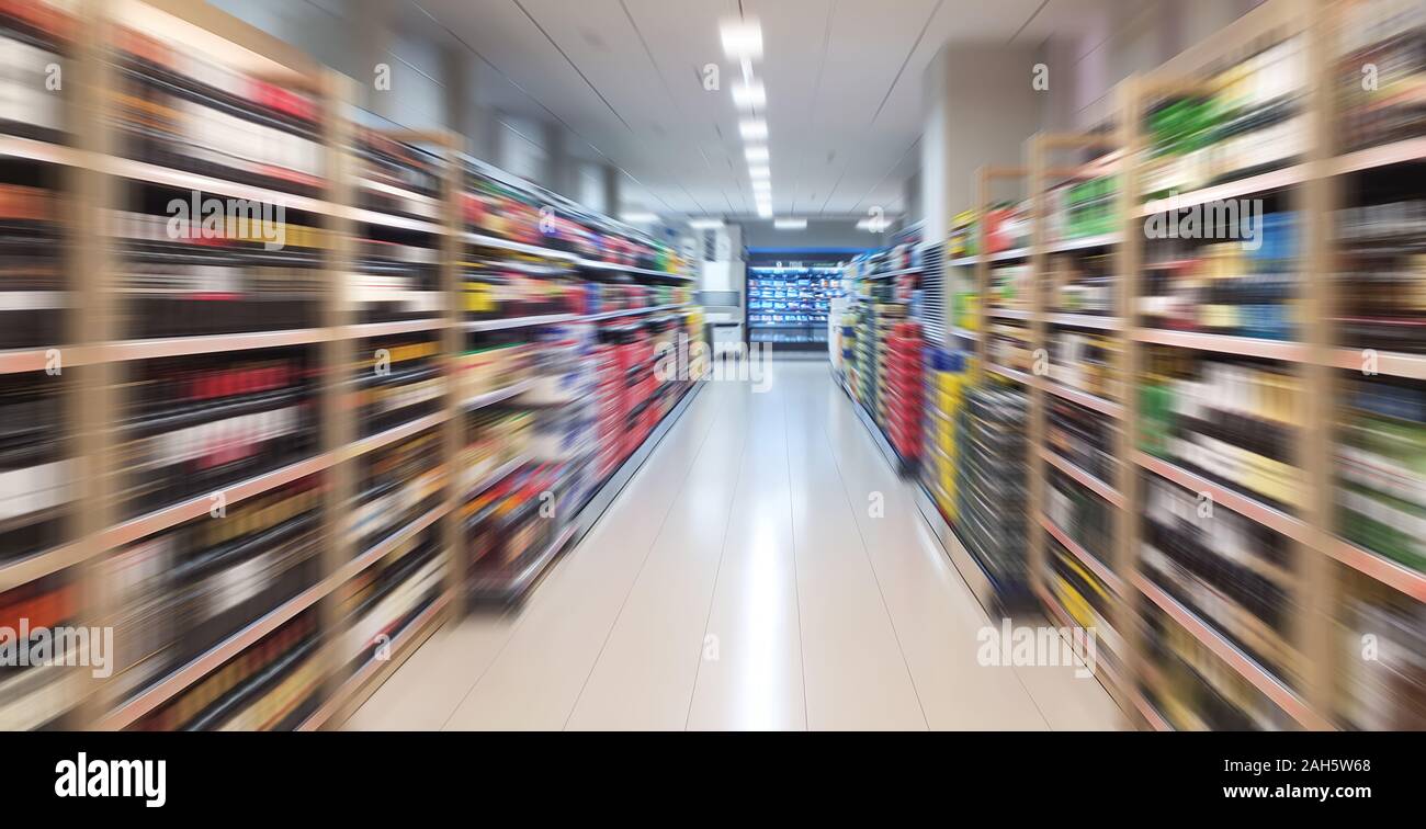 Supermarkt blur Effekt für Hintergrund, Getränke, Gefühl von Geschwindigkeit oder Stress Stockfoto
