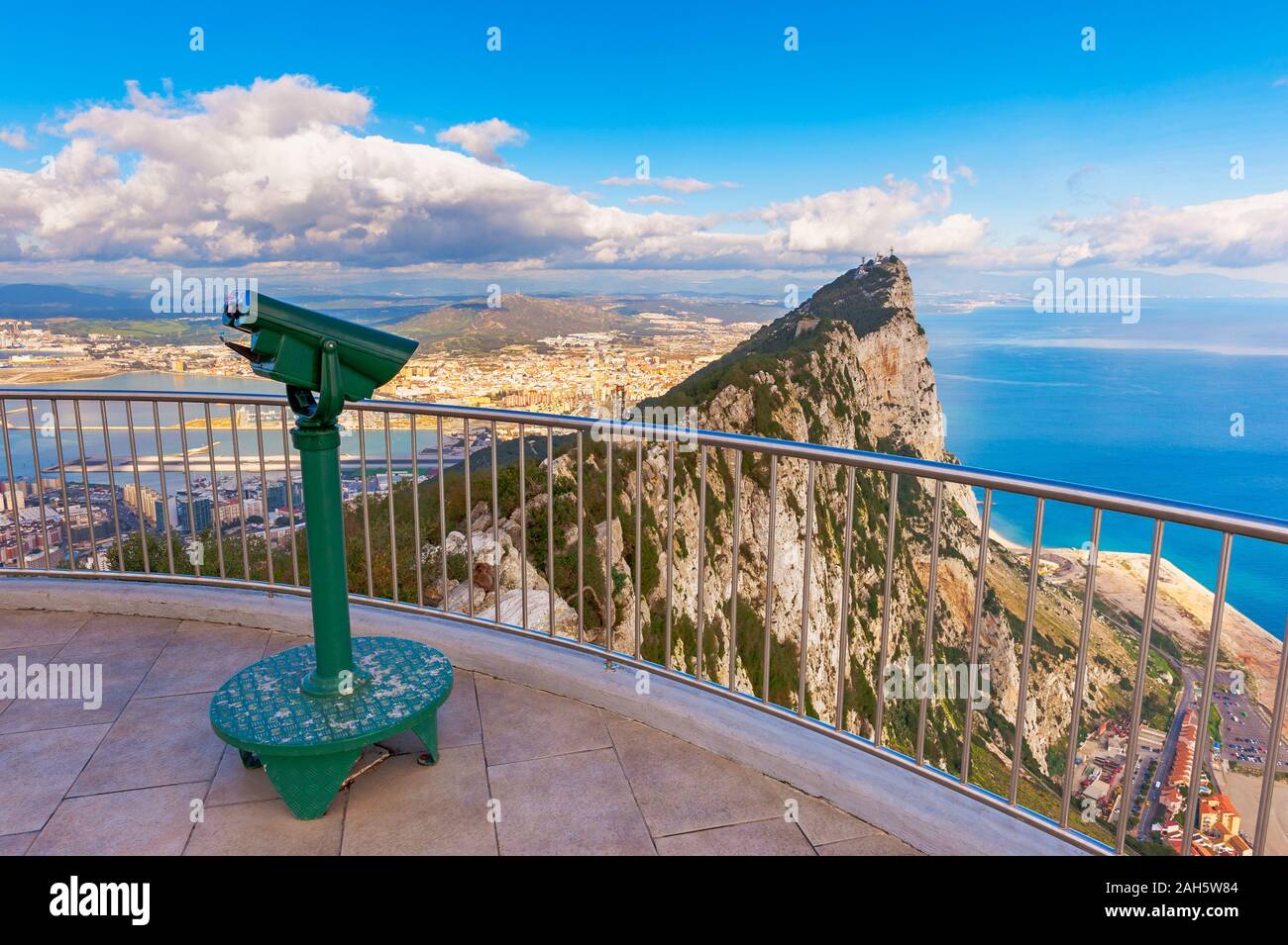 Hohen Winkel Blick auf den Felsen von Gibraltar. Stockfoto