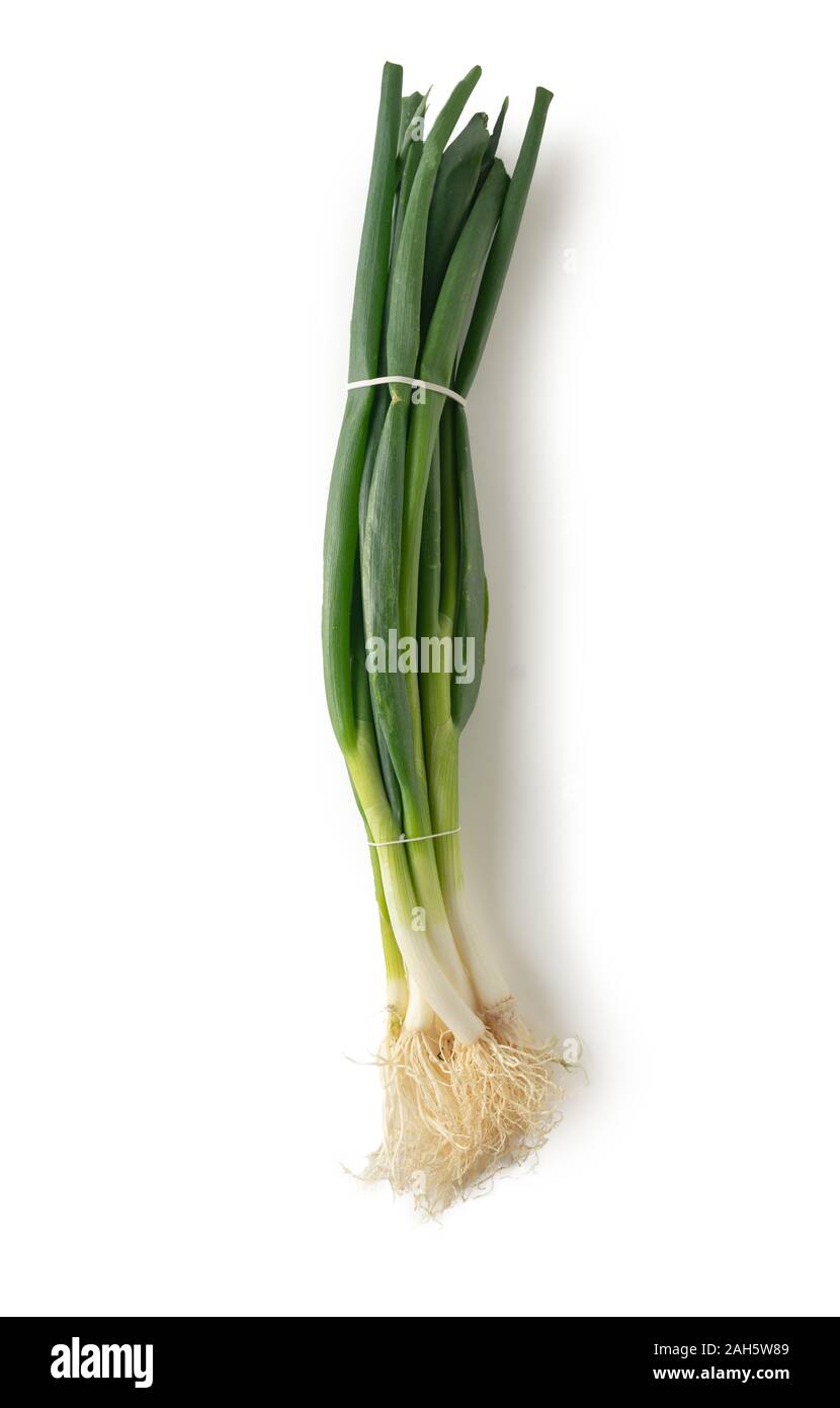 Bündel frischer junger Knoblauch auf weißem Hintergrund. Aus dem Hintergrund isoliert Stockfoto