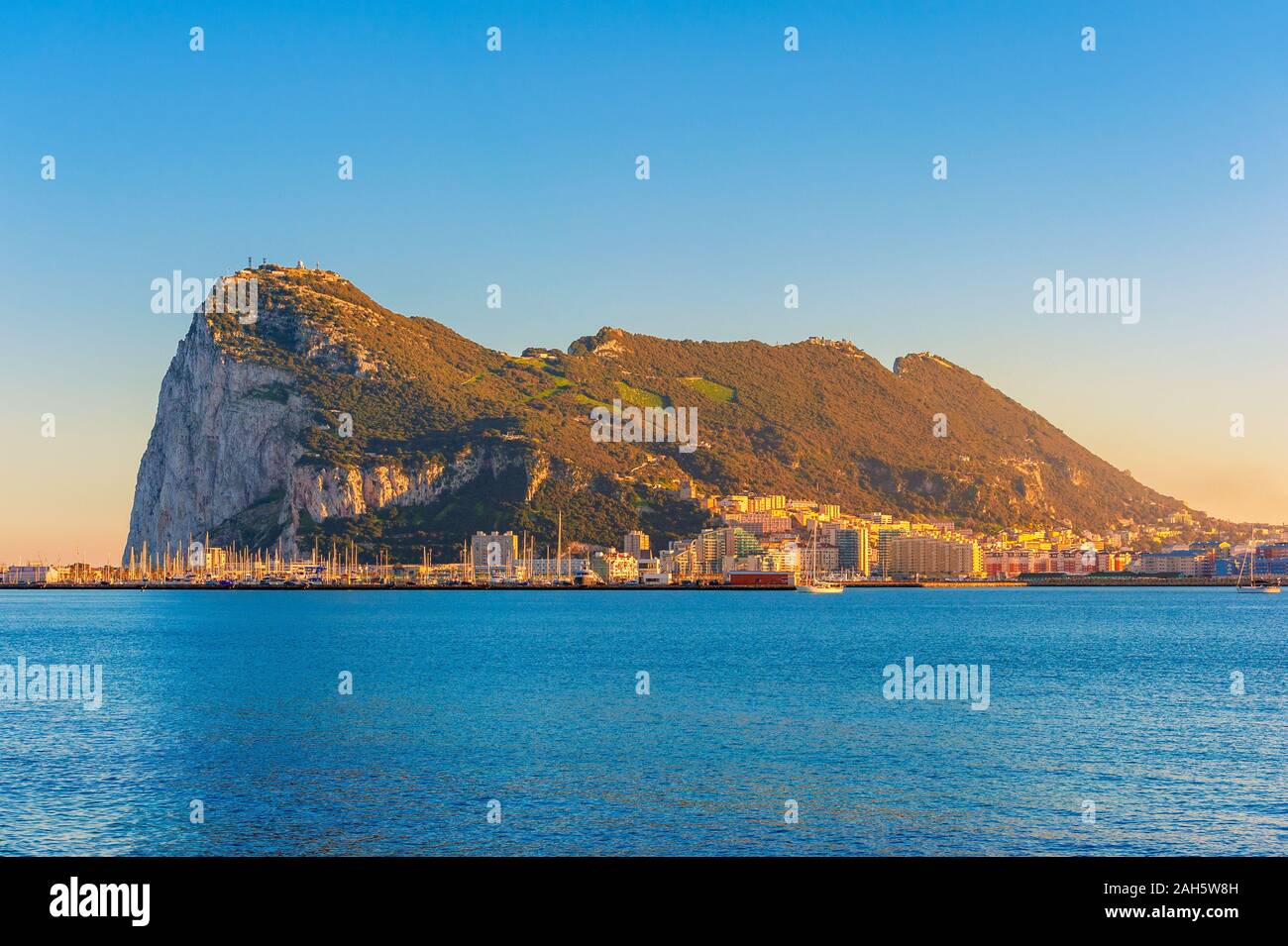 Felsen von Gibraltar um Sonnenuntergang, von der Stadt La Linea de Concepción in Spanien gesehen Stockfoto