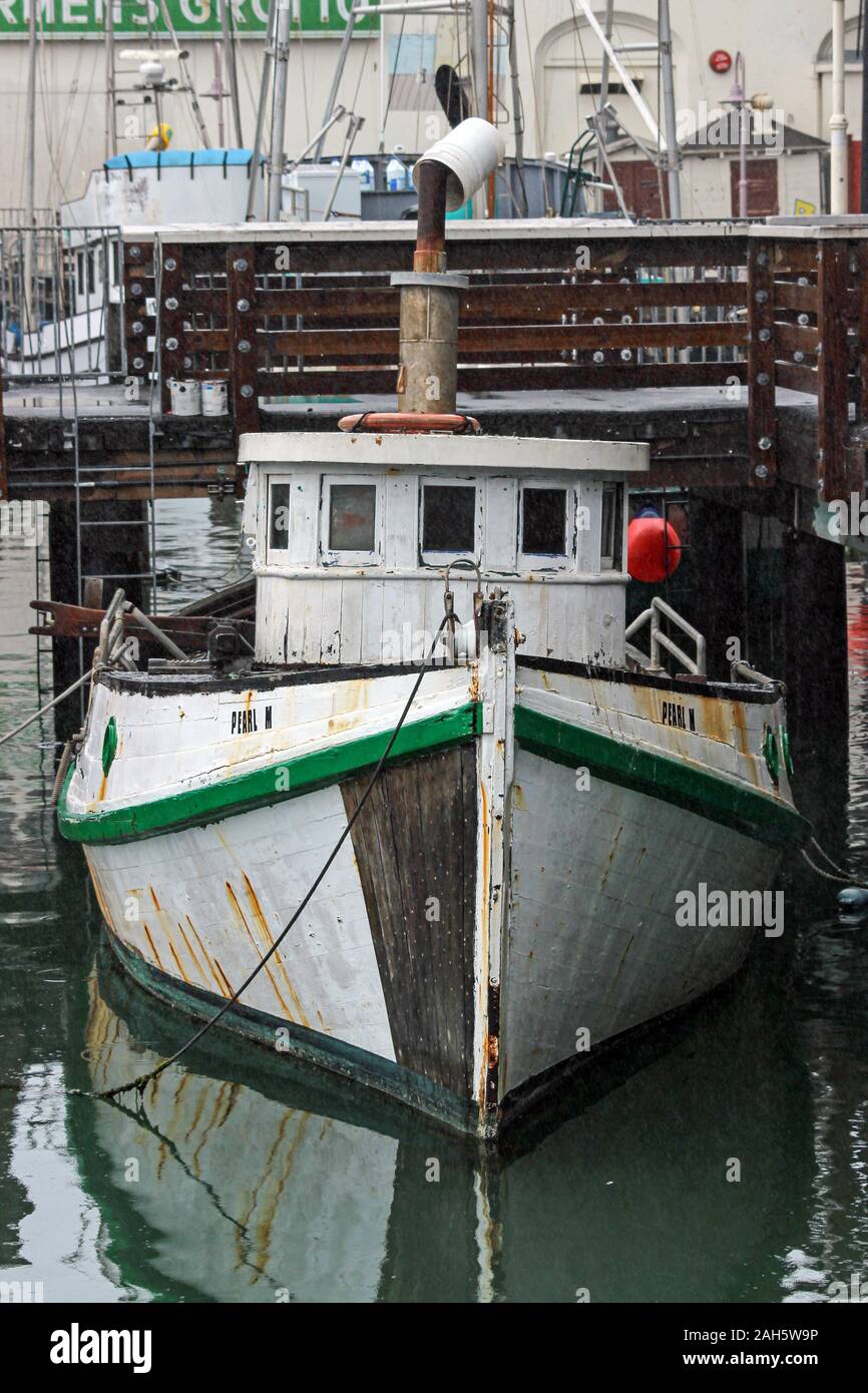 Alte kleine hölzerne Fischerboot in Fisherman's Wharf, San Francisco Stockfoto