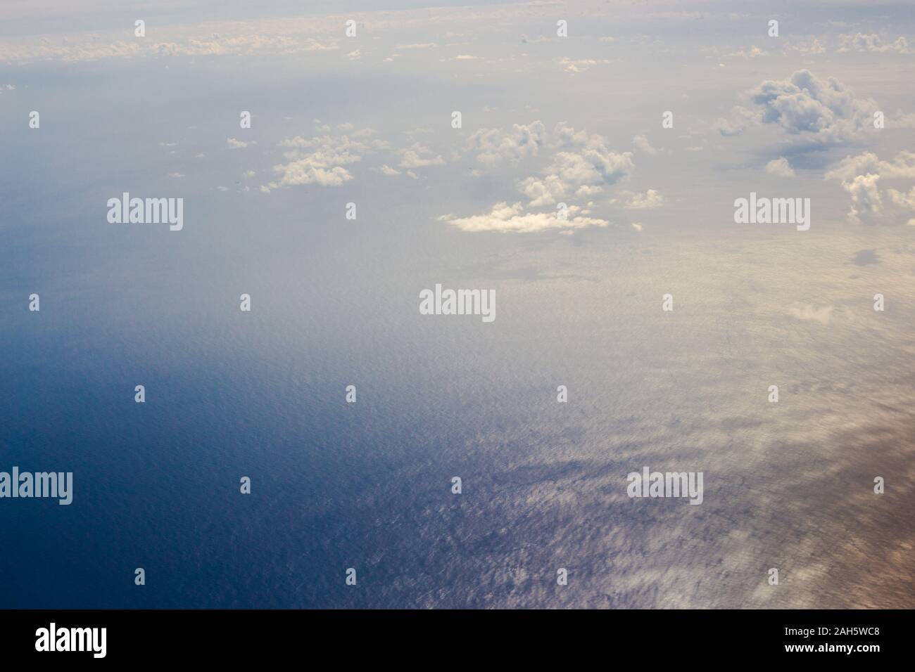 Blick aus dem Bullauge einer Ebene. Wolken über dem Atlantik. Stockfoto