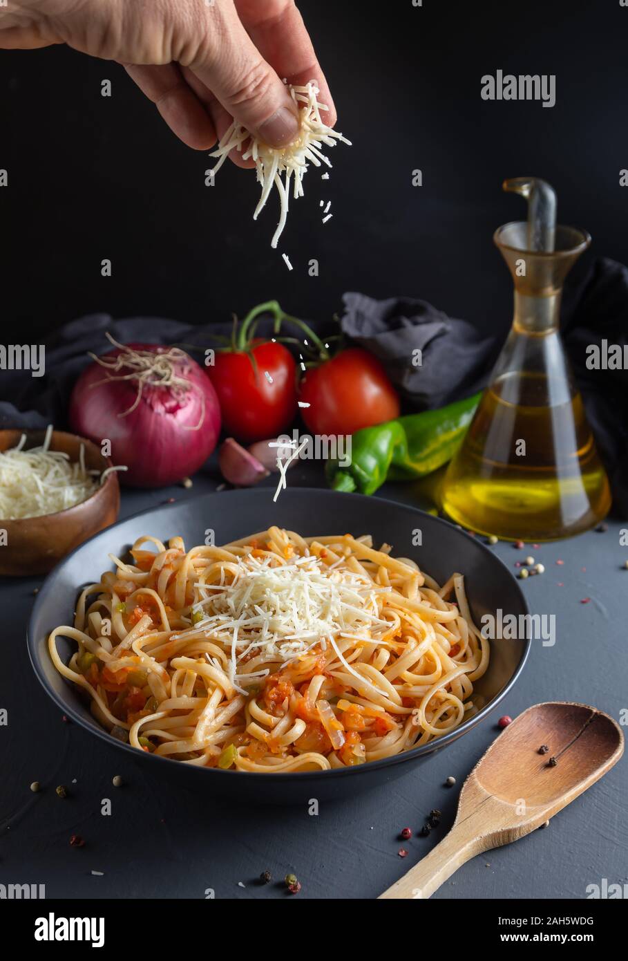 Hausgemachte Nudeln, Pasta mit Tomatensoße Zutaten für Tomaten Rühren braten, rustikale Hintergrund, vertikale Ansicht Stockfoto