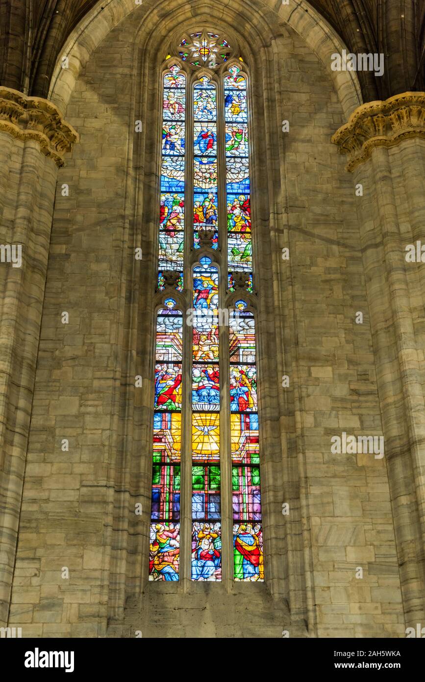 Innenräume der Gebäude mit Malerei auf dem Glas Fenster des Mailänder Dom (Duomo di Milano), der Kathedrale Kirche von Mailand, Lombardei, Italien. Dedi Stockfoto