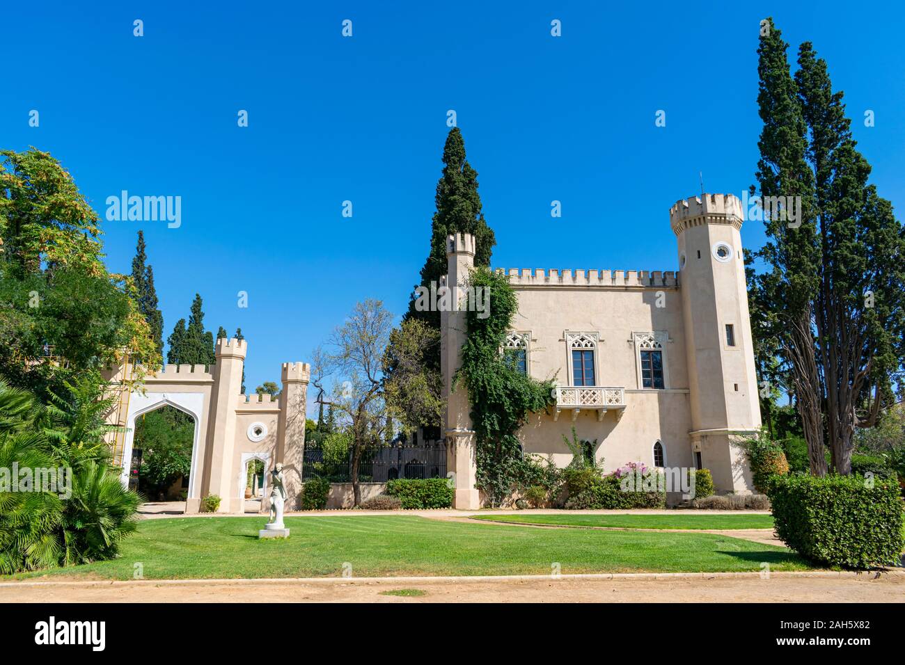 Ilion, Griechenland - 22. September 2019: (Queen's Tower Estate) Pyrgos Vasilissis Amalias historische Gebäude Stockfoto