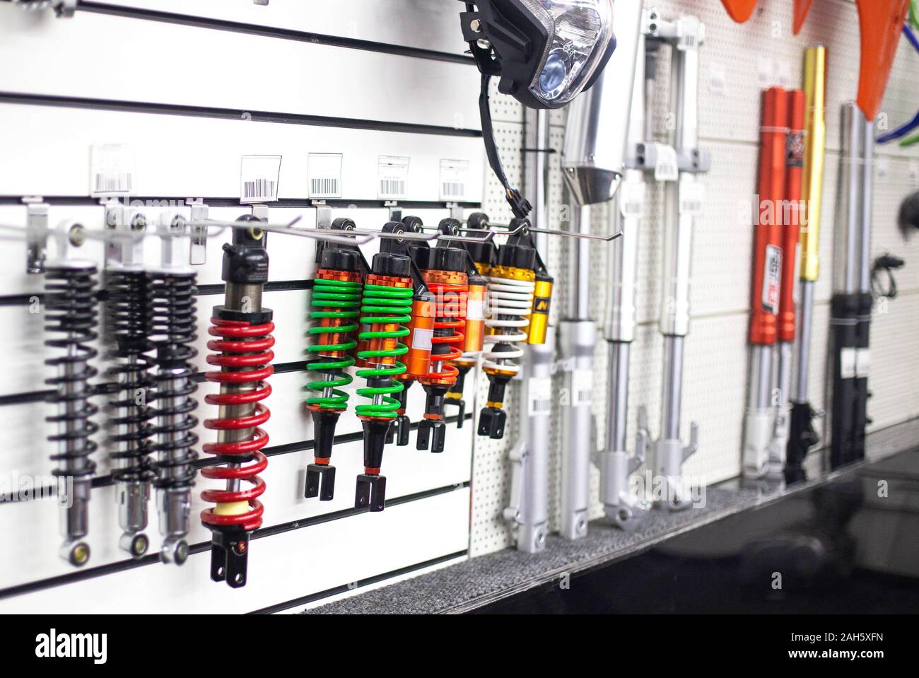 Verkauf im Shop von Motorrad sport Stoßdämpfer und Ersatzteile für Motorräder, Hintergrund, Industrie Stockfoto