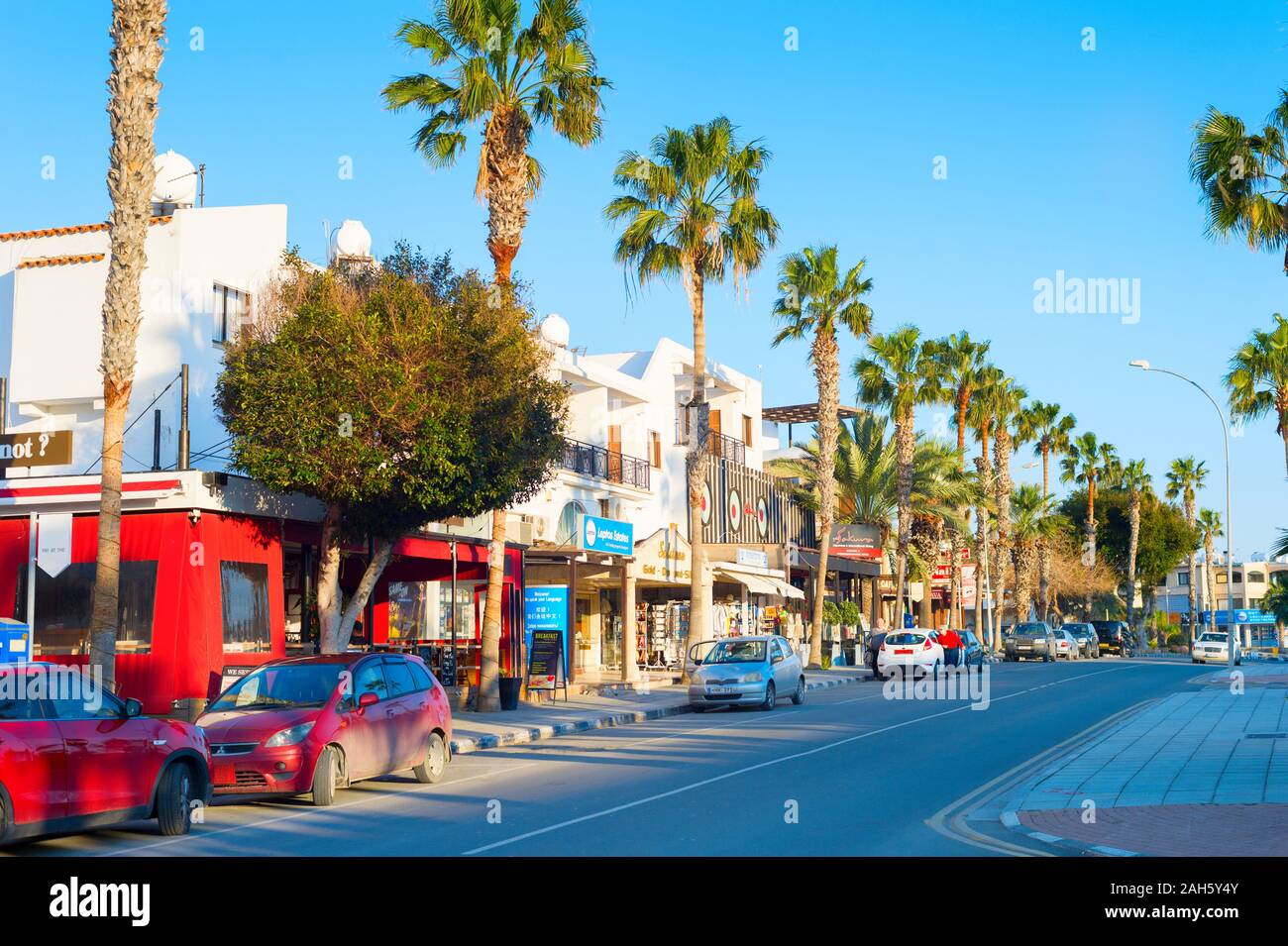 PAPHOS, Zypern - 13. FEBRUAR 2019: Einkaufsstraße entlang der Straße in Paphos, Zypern Stockfoto
