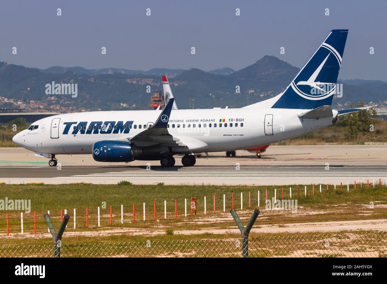 Barcelona, Spanien - 10 April, 2017: Tarom Boeing 737 Flugzeug am Flughafen Barcelona (BCN) in Spanien. Boeing ist ein Hersteller von Flugzeugen in Seattle, Stockfoto