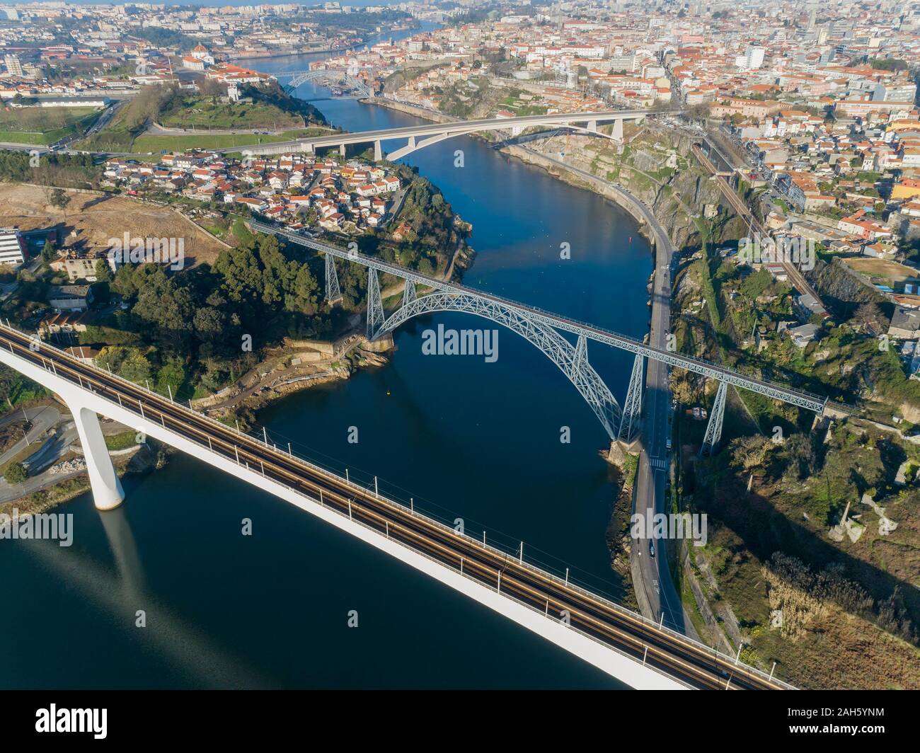 Luftaufnahme auf Brücken und den Fluss Douro in Porto am Morgen, Portugal Stockfoto