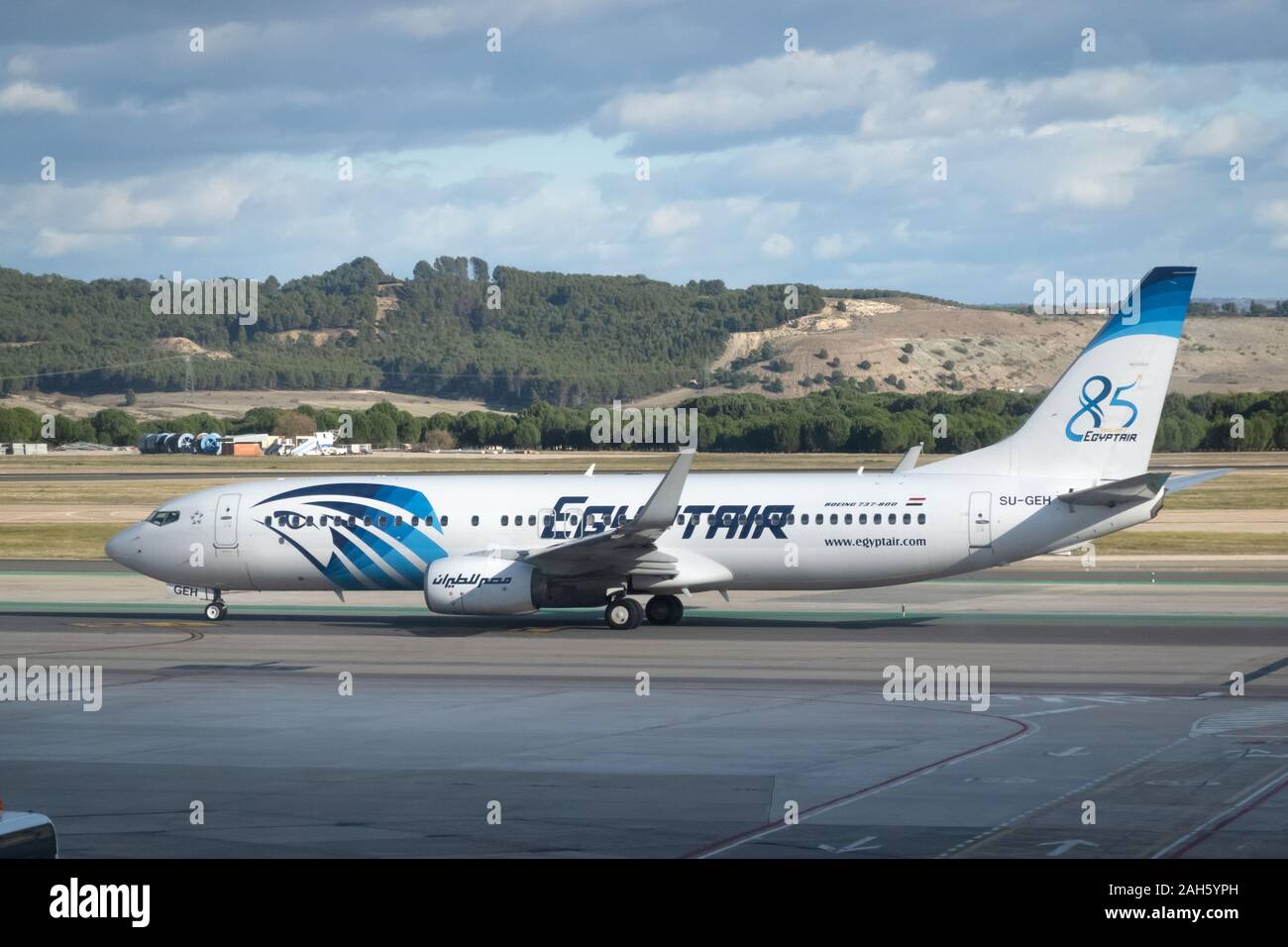 MADRID, Spanien - Dezember, 2019: Ägypten Airlines plain von Madrid - dem Barajas Flughafen. Kommerzielle Flugzeug Landung oder vom Flughafen. Abreise o Stockfoto
