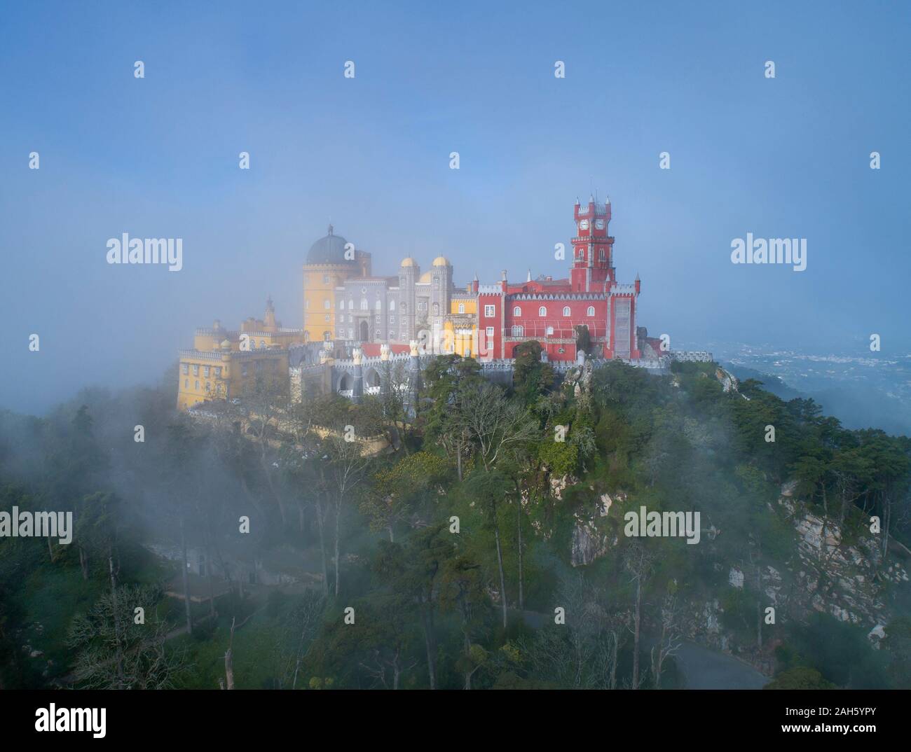 Luftaufnahme von Pena Palast (Palacio da Pena) in Nebel und Wolken, Sintra, Portugal Stockfoto