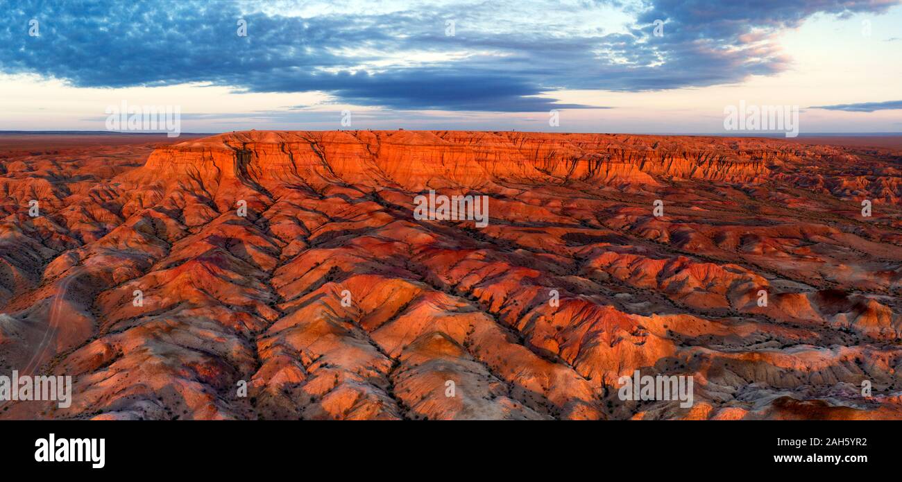 Antenne Panorama der strukturelle bunt gestreiften Schluchten Tsagaan suvarga - Weiße stupa bei Sonnenaufgang. Ulziit Soum, Dundgovi Provinz, Mongolei Stockfoto