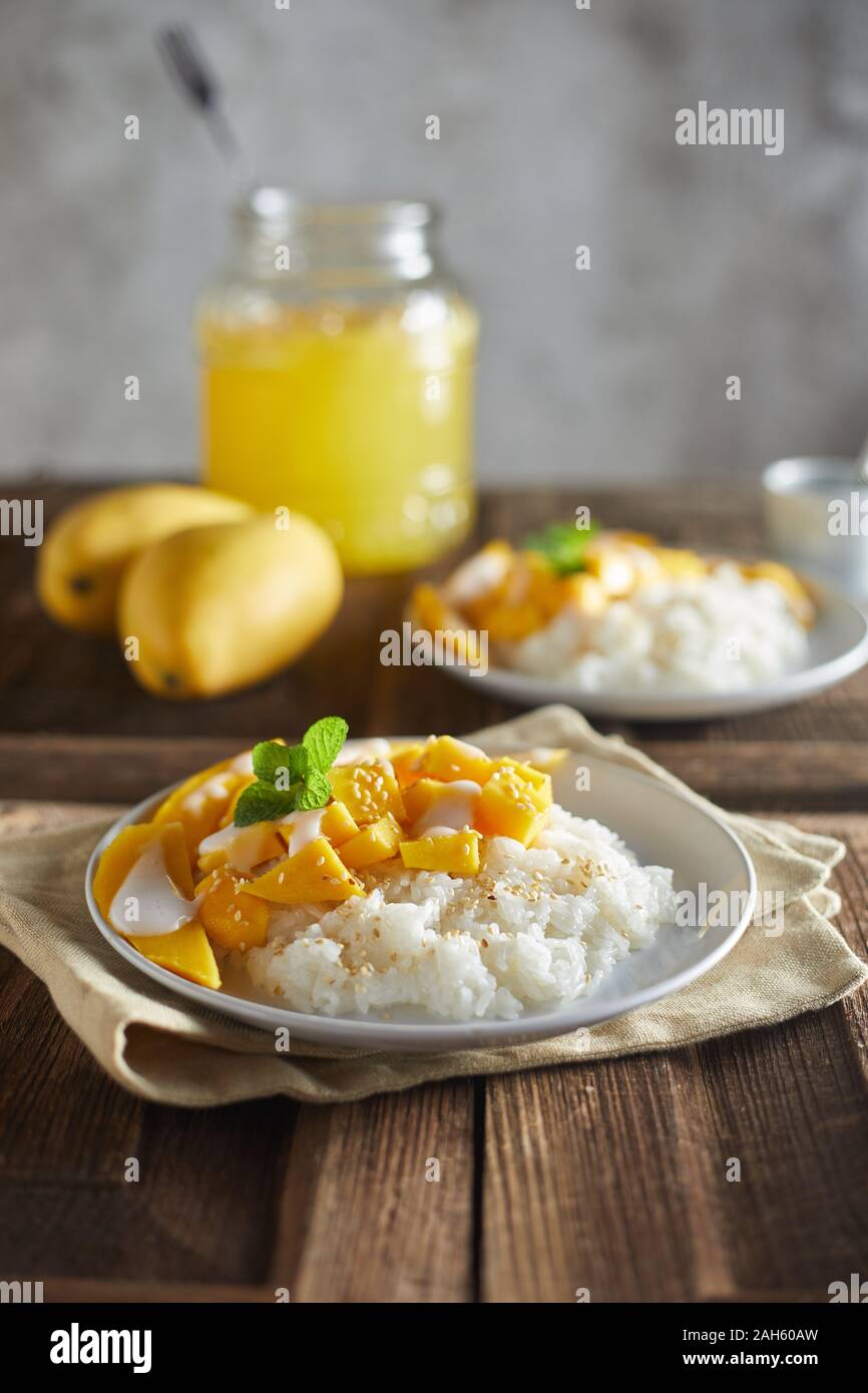 Mango mit klebrigen Reis, thailändisches Dessert Stockfoto