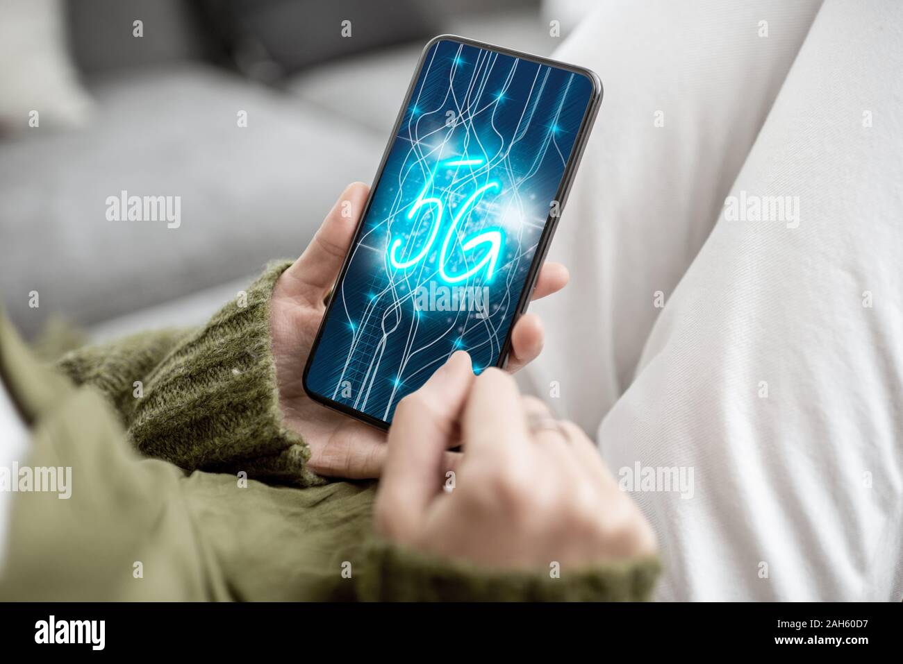 Verwenden von Smart Phone mit High speed 5G Netzwerk Verbindung zu Hause, Nahaufnahme. Fünfte Generation Internet Konzept Stockfoto