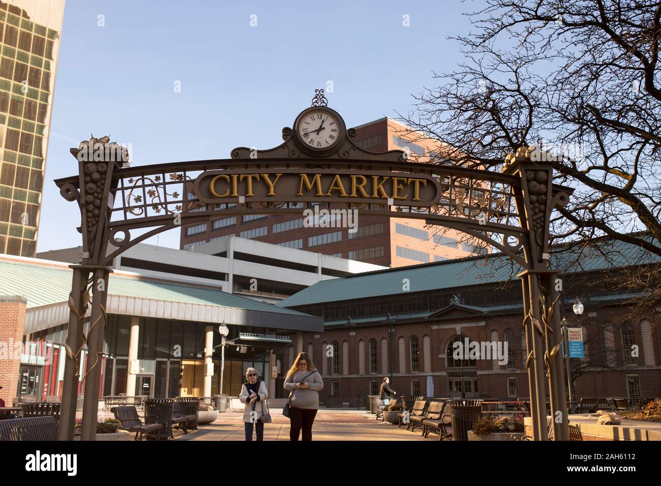 Das Schild und die Uhr außerhalb des City Market an der East Market Street im Stadtzentrum von Indianapolis, Indiana, USA Stockfoto