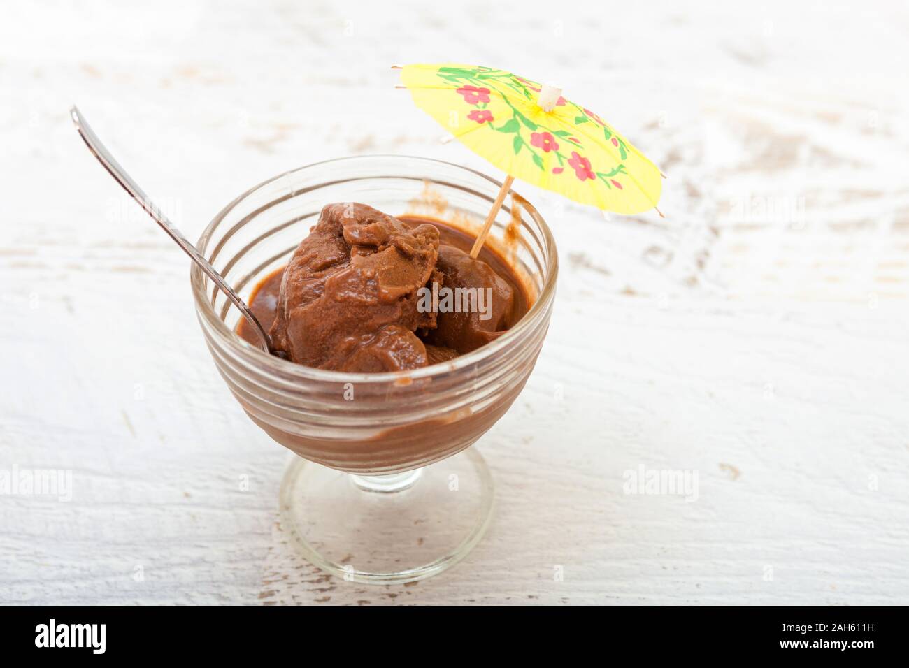 Gefrorene Bananen und Kakao Joghurt Stockfoto