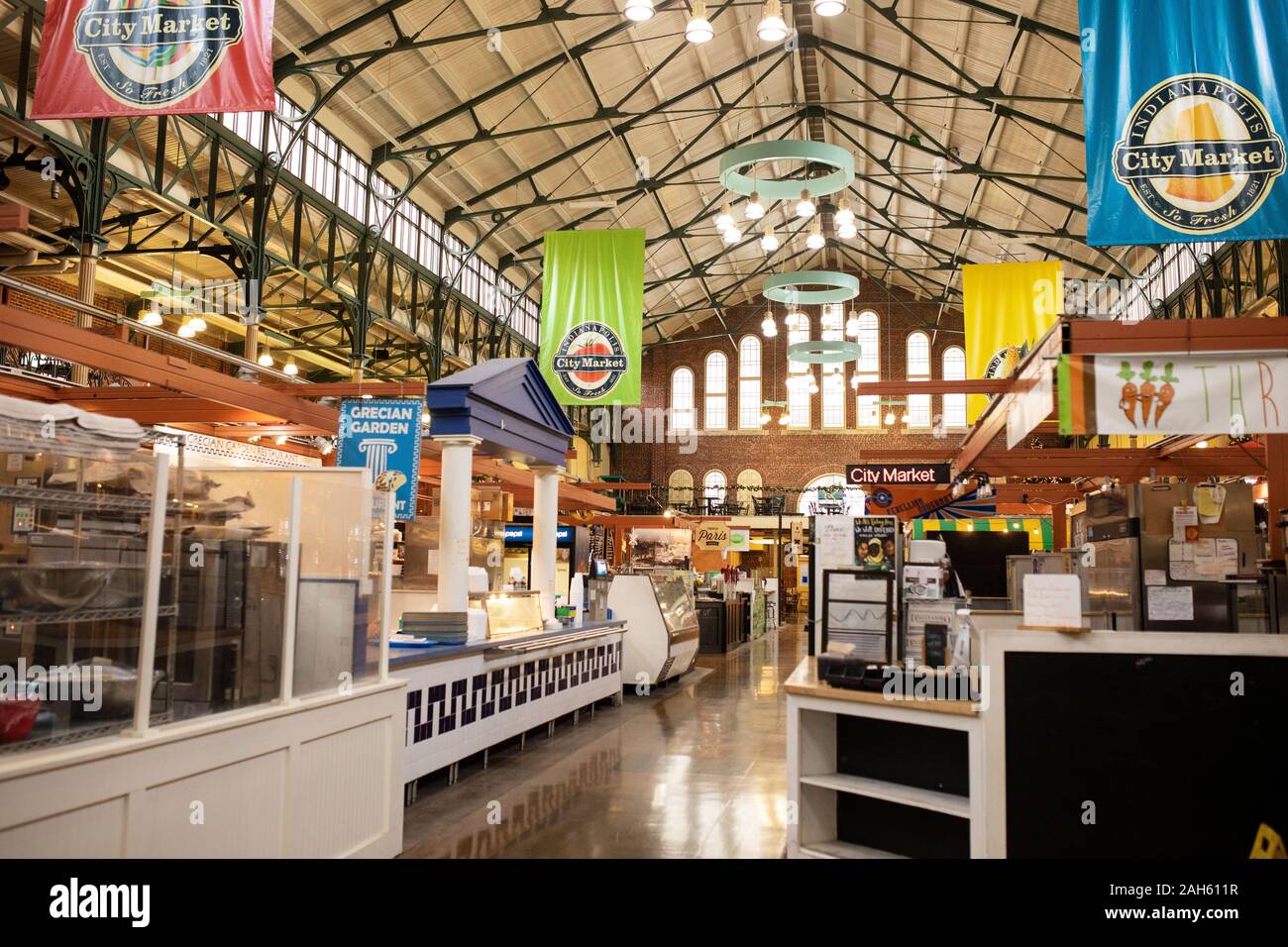 Innerhalb der Stadt Markt mit Ständen und Geschäften auf der East Market Street in Downtown Indianapolis, Indiana, USA. Stockfoto