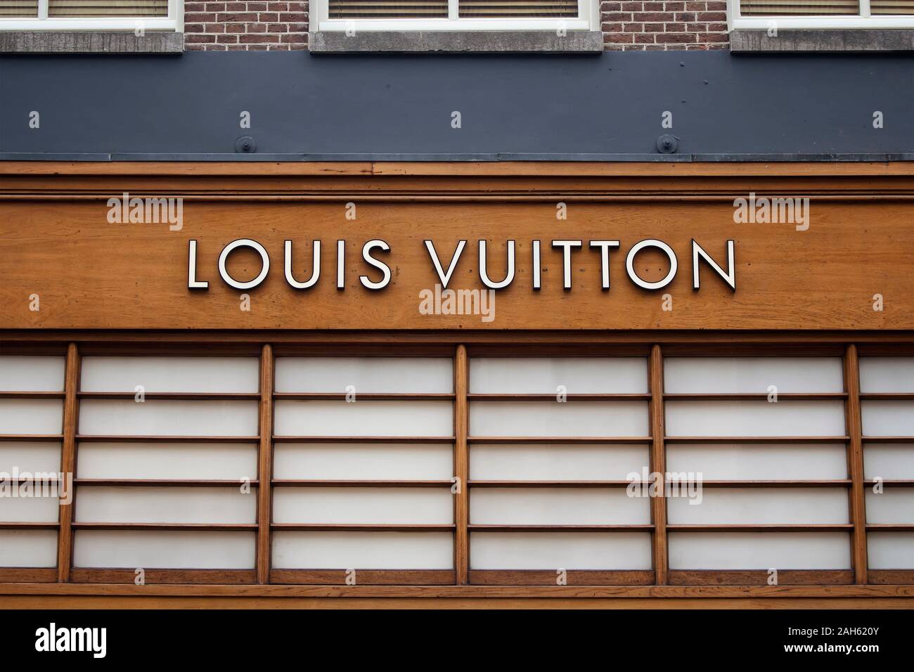 Nahaufnahme der Beschilderung von French Fashion House und Luxus Handelsunternehmen auf Luxus Shopping Straße namens 'Pieter Corneliszoon Hooft' in Amsterdam. Ich Stockfoto