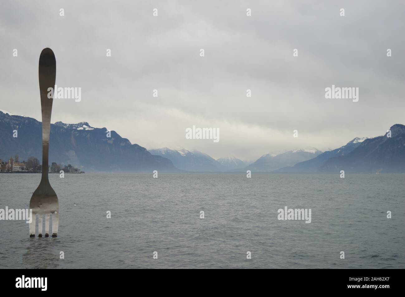 Vevey, Schweiz. 20. Dezember 2019. Blick auf den Lac Leman in Vevey mit einer riesigen Skulptur aus Edelstahl am Genfer See. Stockfoto