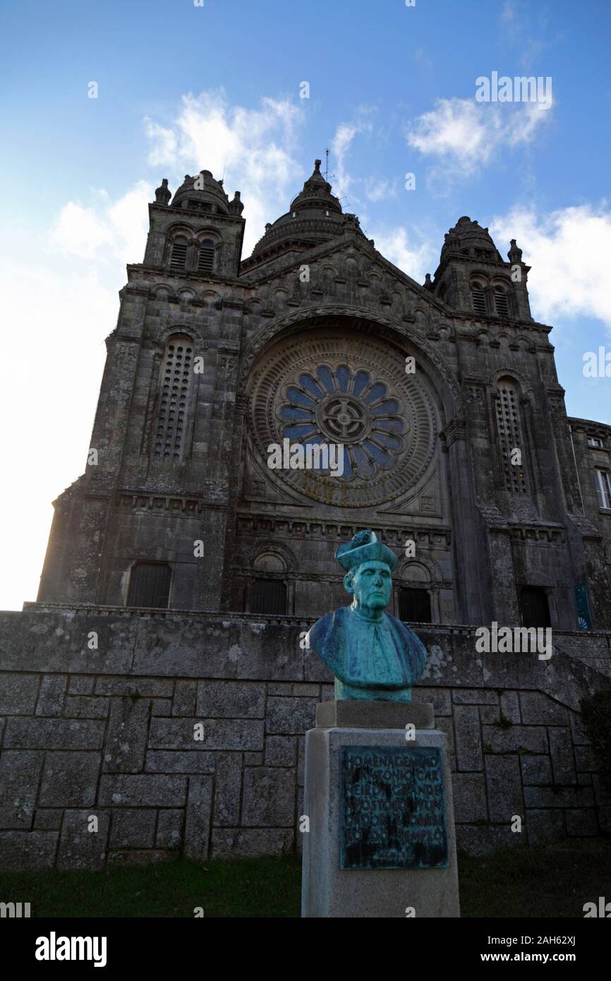 Statue von Antonio Carneiro und Basilika Santa Luzia, Viana do Castelo, Provinz Minho, Nordportugal Stockfoto