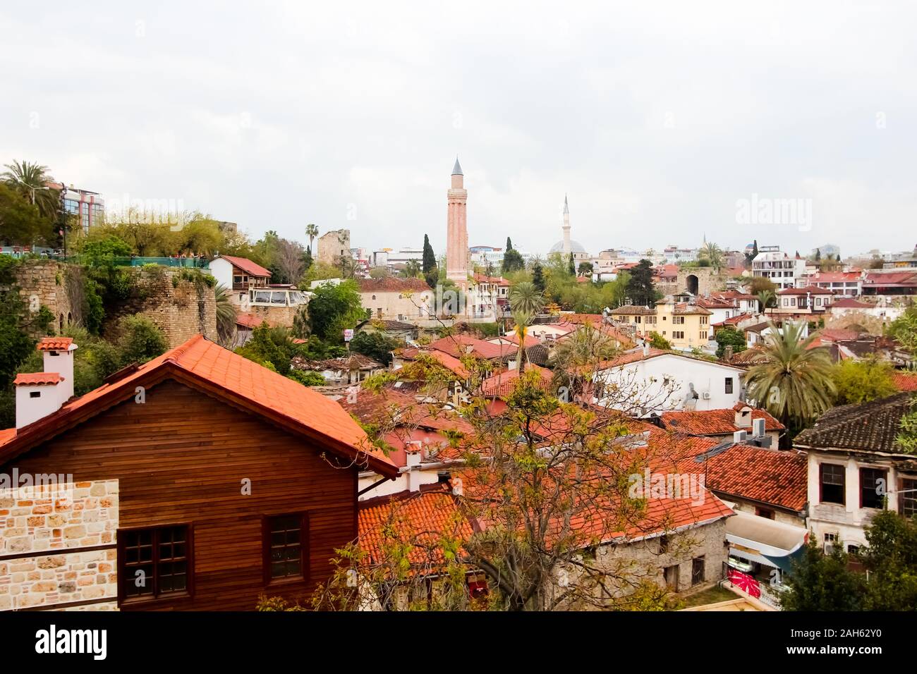 Blick auf die Stadt. Roten Dächer von Wohnhäusern und Hotels. Sonnigen Tag. , Türkei, April 6, 2019. Stockfoto