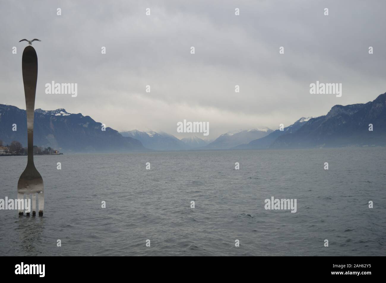Vevey, Schweiz. 20. Dezember 2019. Blick auf den Lac Leman in Vevey mit einer riesigen Skulptur aus Edelstahl am Genfer See. Stockfoto