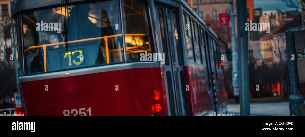 Prag, Tschechische Republik, 25. Dezember 2019 - Straßenbahn Kreuzfahrt durch die Straßen in Vinohrady im Winter morgens mit leuchten auf Stockfoto