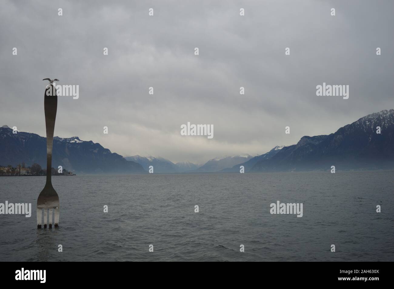 Vevey, Schweiz. 20. Dezember 2019. Blick auf den Lac Leman in Vevey mit einer riesigen Skulptur aus Edelstahl am Genfer See. Stockfoto